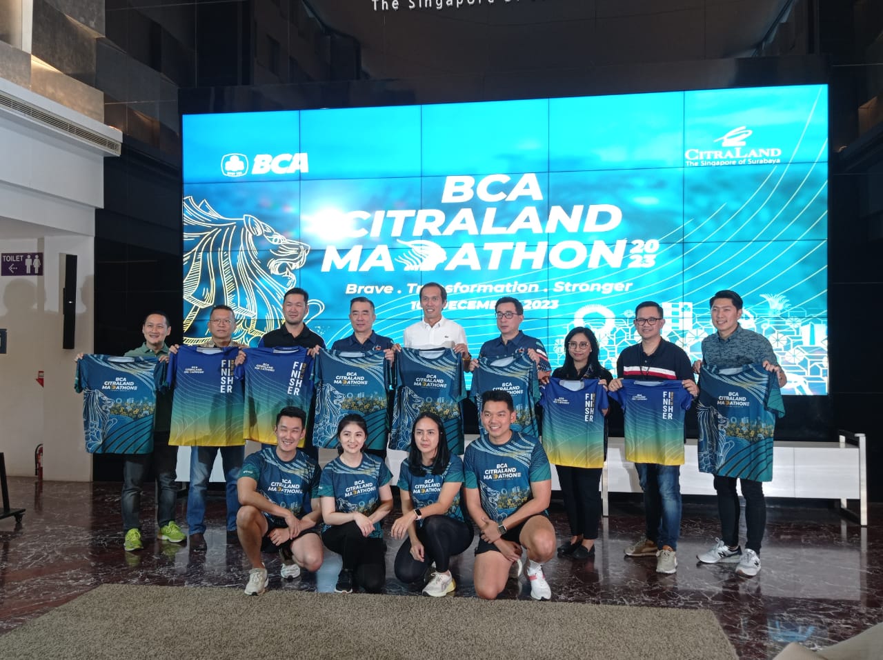 Launching jersey untuk Citraland Marathon di Citraland Office Surabaya, pada Jumat (24/11/2023). Foto: Risky suarasurabaya.net