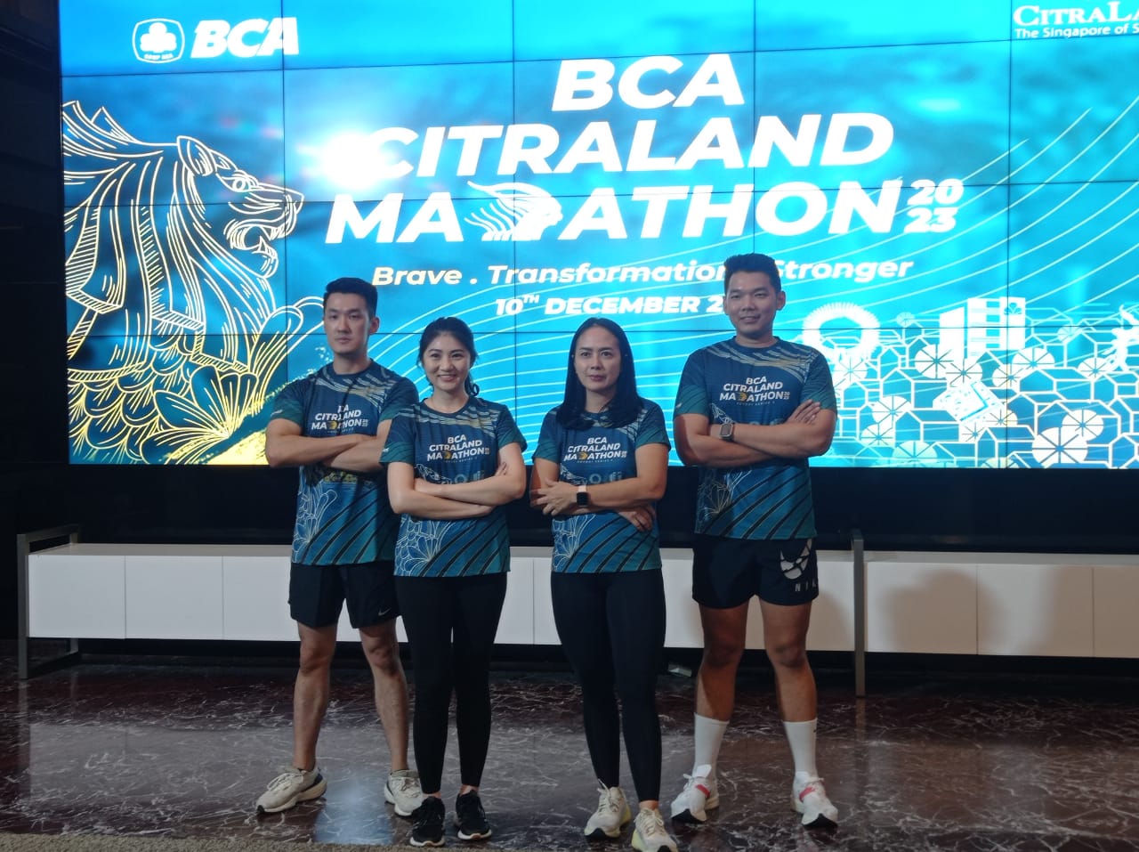 Model pelari saat mengenakan jersey citraland marathon di Citraland Office Surabaya, pada Jumat (24/11/2023). Foto: Risky suarasurabaya.net