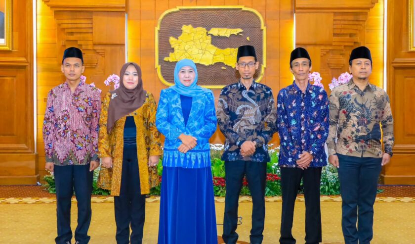 Khofifah Indar Parawansa Gubernur Jatim foto bersama lima anggota Komisi Informasi Jatim di Gedung Negara Grahadi usai pelantikan, Jumat (24/11/2023). Foto: Humas Pemprov Jatim