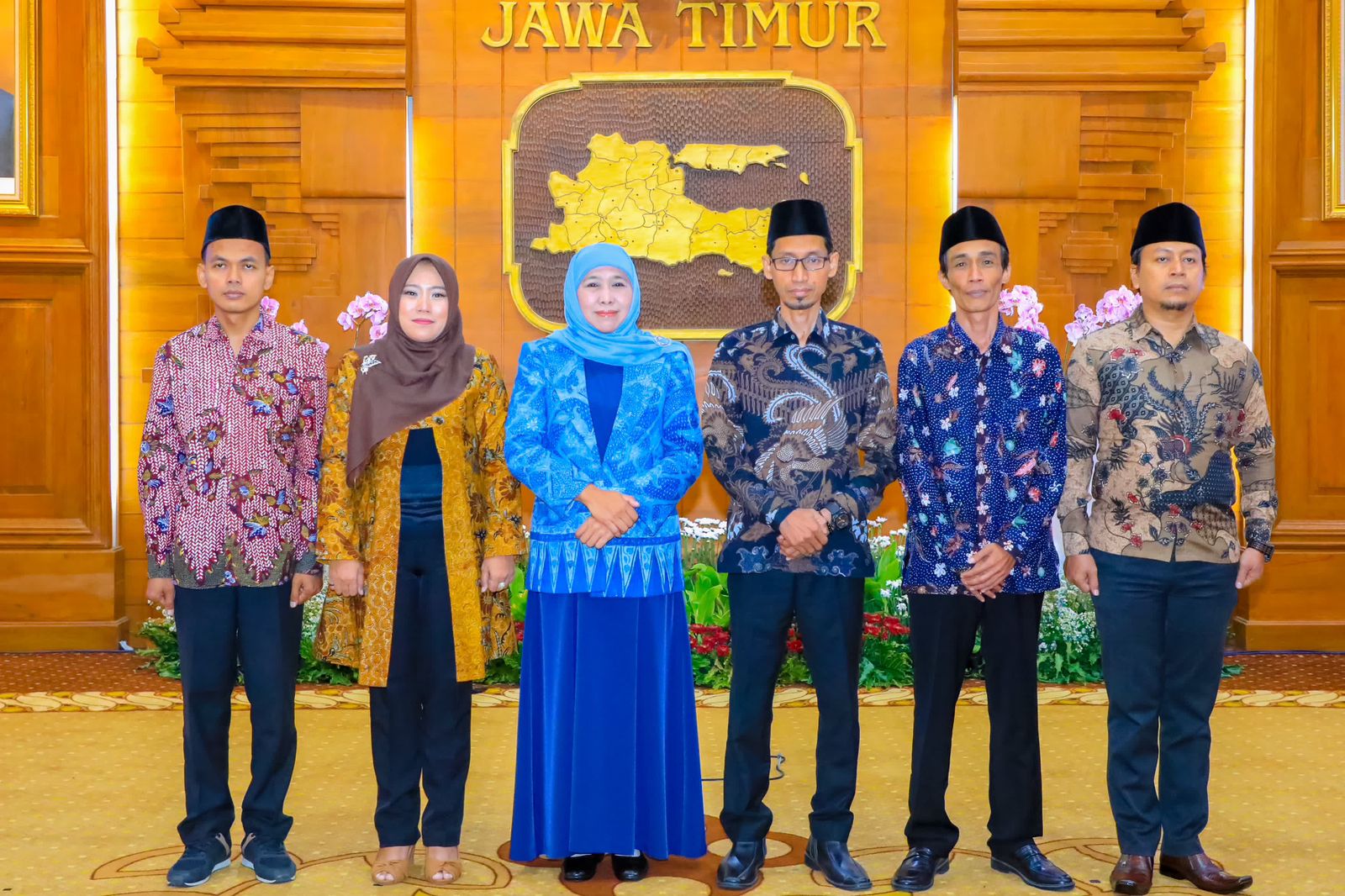 Khofifah Indar Parawansa Gubernur Jatim foto bersama lima anggota Komisi Informasi Jatim di Gedung Negara Grahadi usai pelantikan, Jumat (24/11/2023). Foto: Humas Pemprov Jatim