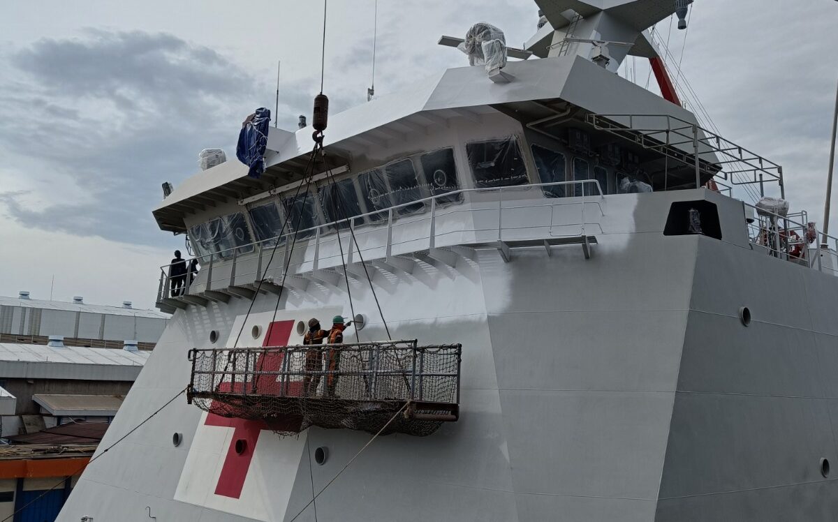 PT PAL Indonesia lakukan pengecatan kapal rumah sakit warna putih pada keseluruhan lambung kapal.