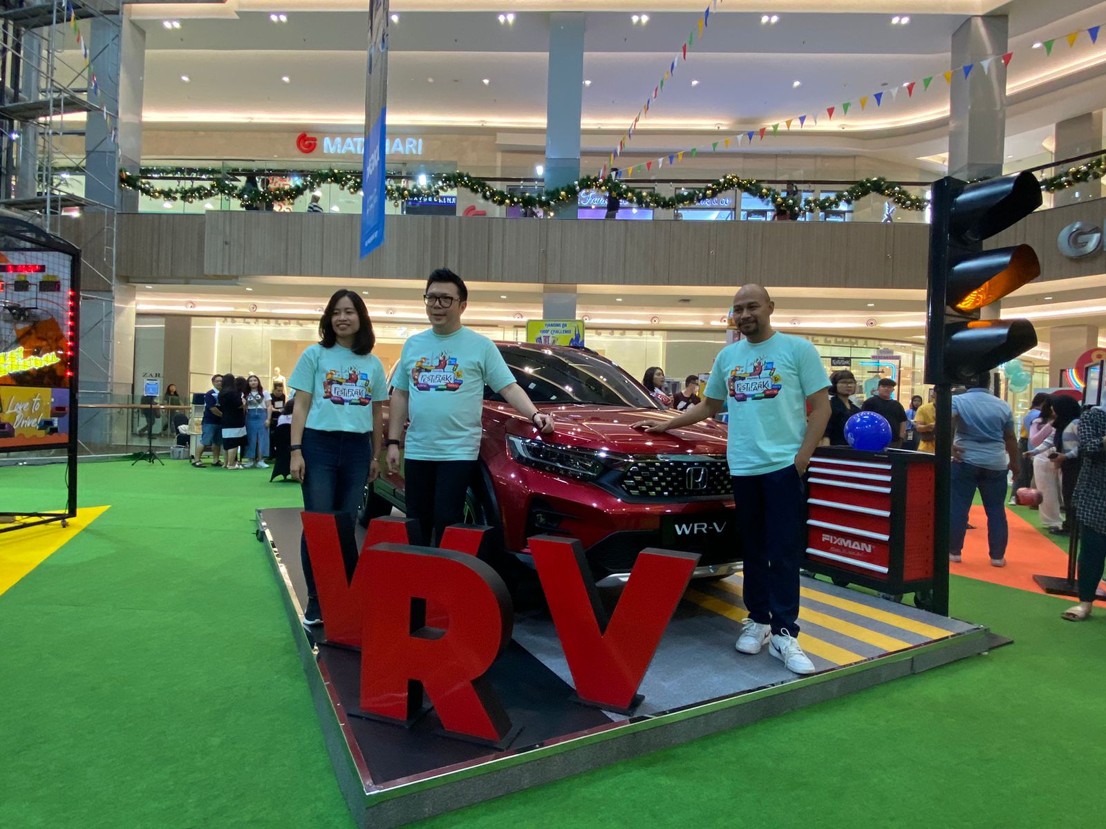 Mobil Honda WRV yang dipamerkan dalam gelaran Honda Festpark di Grand Atrium Pakuwon Mall Surabaya, Sabtu (25/11/2023). Foto: Wildan suarasurabaya.net