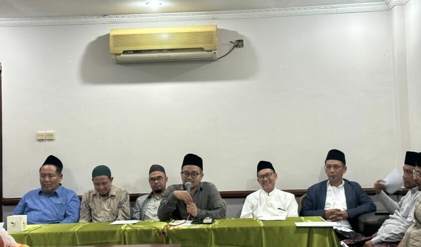KH Abdussalam Shohib atau yang akrab disapa Gus Salam Presiden Laskar Santri AMIN Indonesia saat berada di Surabaya, pada Sabtu (25/11/2023). Foto: Istimewa