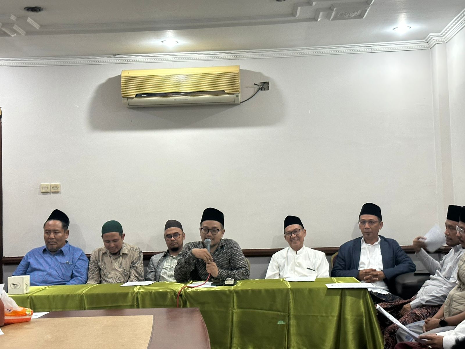 KH Abdussalam Shohib atau yang akrab disapa Gus Salam Presiden Laskar Santri AMIN Indonesia saat berada di Surabaya, pada Sabtu (25/11/2023). Foto: Istimewa