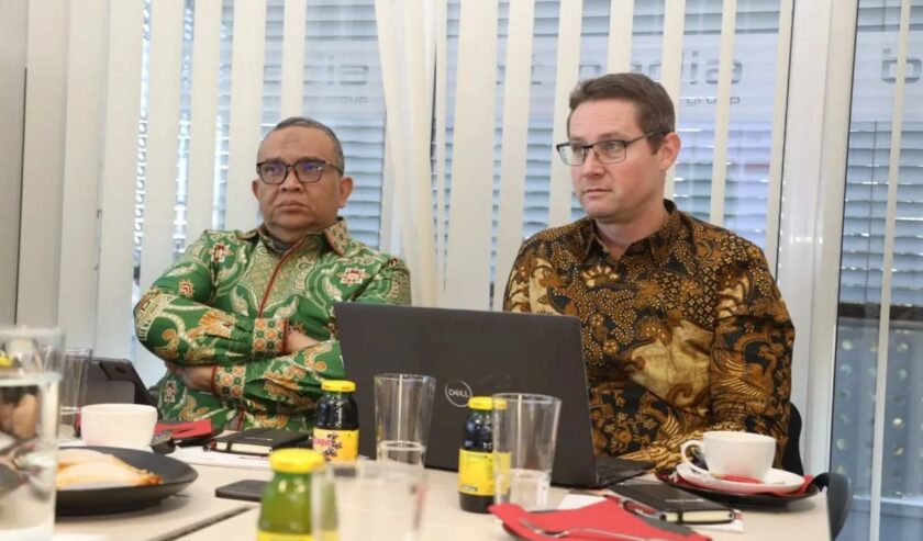 Afriansyah Noor Wamenaker (kiri) saat bertemu Stefan Duess Managing Director and Co-Owner eee (triple e) International Projects GMBH di Austria, Sabtu (25/11/2023). Foto: Kemnaker