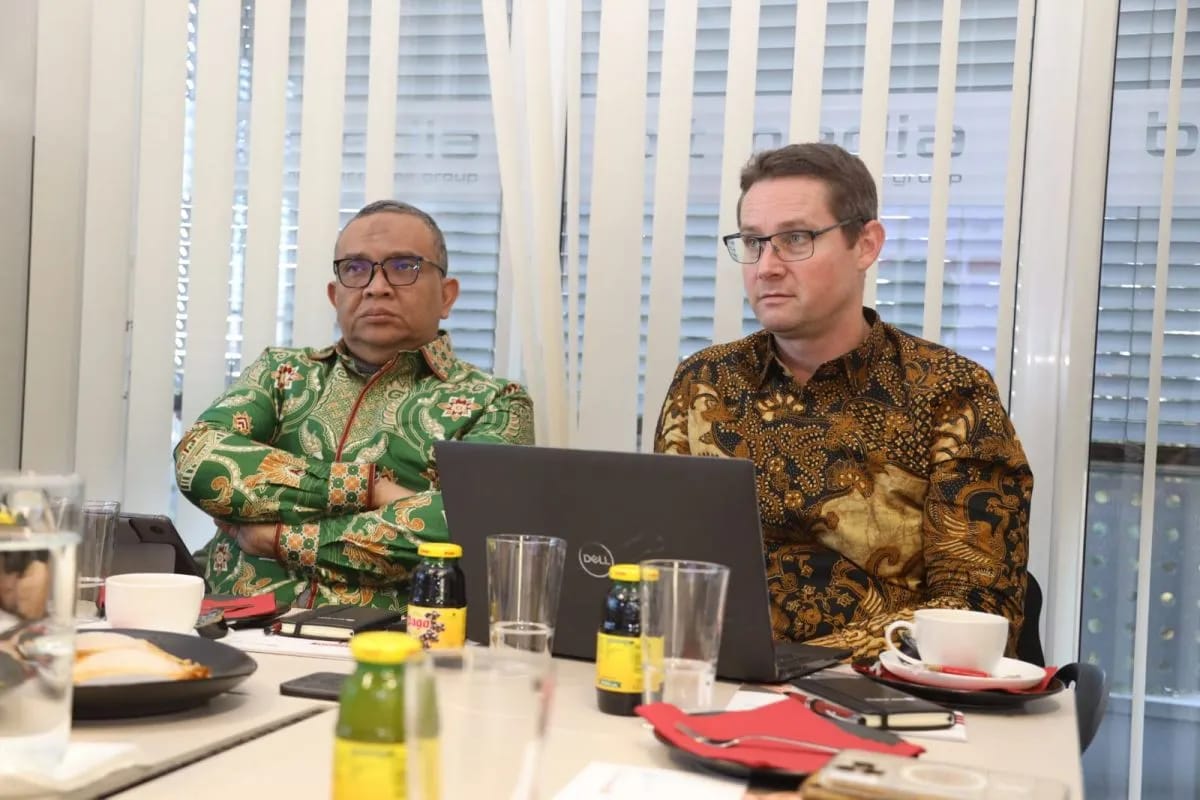 Afriansyah Noor Wamenaker (kiri) saat bertemu Stefan Duess Managing Director and Co-Owner eee (triple e) International Projects GMBH di Austria, Sabtu (25/11/2023). Foto: Kemnaker