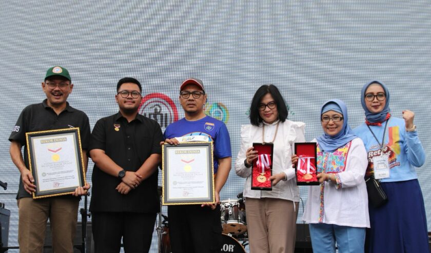 Prof. Dr. dr. Budi Santoso Dekan FK Unair (paling kiri) saat menerima penghargaan MURI, Minggu (26/11/2023). Foto: Humas FK Unair