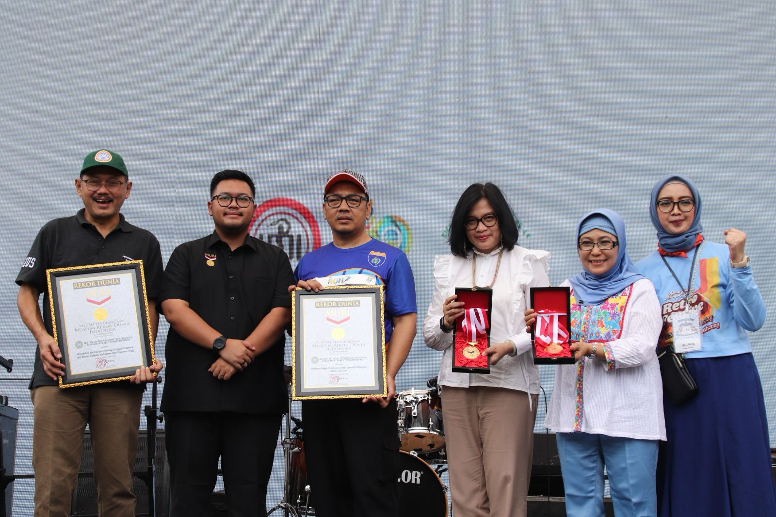 Prof. Dr. dr. Budi Santoso Dekan FK Unair (paling kiri) saat menerima penghargaan MURI, Minggu (26/11/2023). Foto: Humas FK Unair