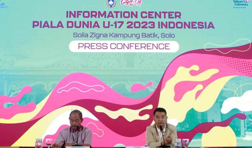 Marsal Masita (kanan) Head of Marketing and Commercial Panitia Pelaksana Lokal (LOC) Piala Dunia FIFA U-17 2023 saat berada dalam konferensi pers di Solo, Senin (27/11/2023). Foto: Pusat Informasi Piala Dunia U-17 2023