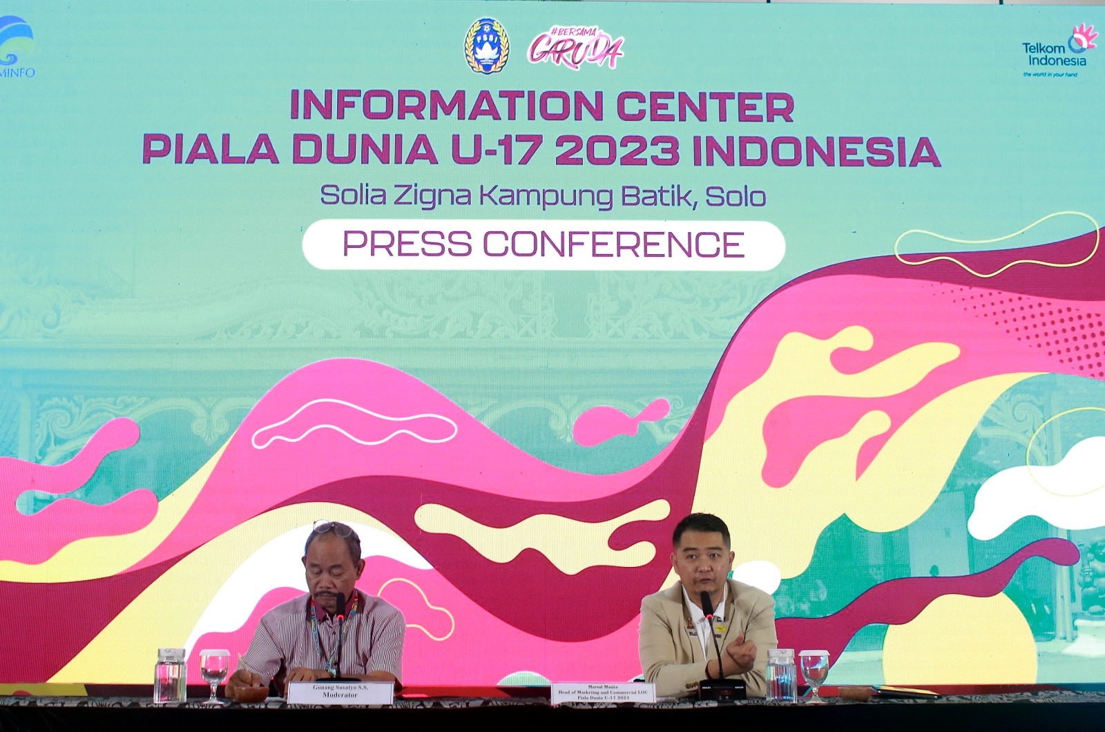 Marsal Masita (kanan) Head of Marketing and Commercial Panitia Pelaksana Lokal (LOC) Piala Dunia FIFA U-17 2023 saat berada dalam konferensi pers di Solo, Senin (27/11/2023). Foto: Pusat Informasi Piala Dunia U-17 2023