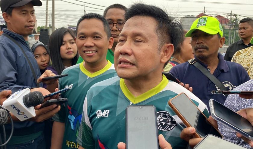 Cak Imin usai main bola bareng legenda hidup Persebaya di Sidoarjo saat hari pertama kampanye, Selasa (28/11/2023). Foto: Istimewa