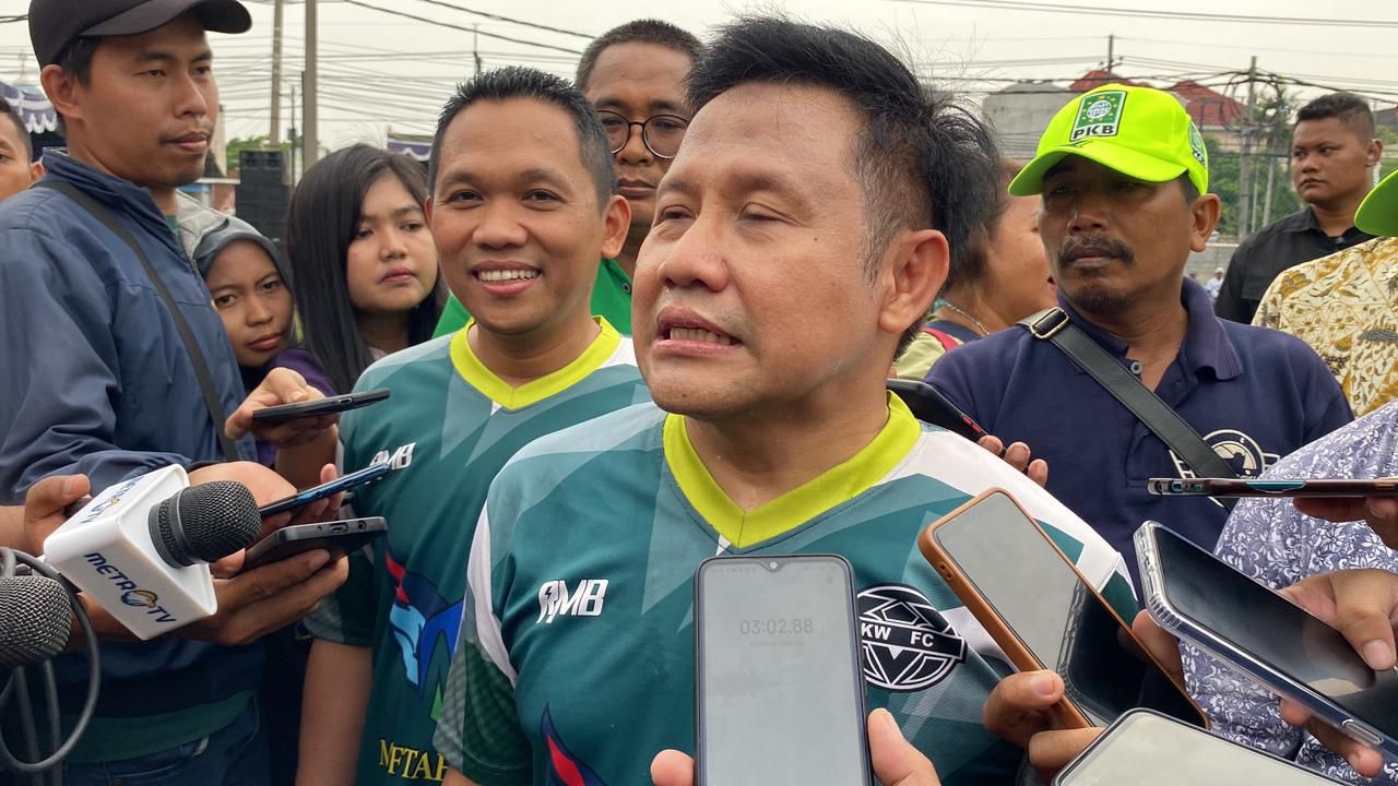 Cak Imin usai main bola bareng legenda hidup Persebaya di Sidoarjo saat hari pertama kampanye, Selasa (28/11/2023). Foto: Istimewa