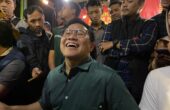 Reaksi Cak Imin begitu ditanya soal kerisauan Ibunda terhadap sikap politik Khofifah, Selasa (28/11/2023). Foto: Meilita suarasurabaya.net