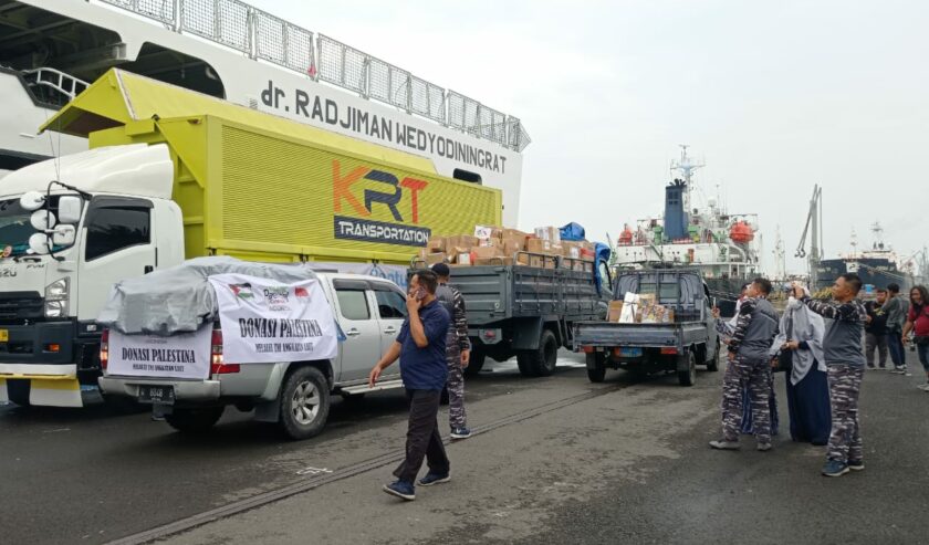 Kapal TNI Angkatan Laut (AL) jenis KRI dr. Radjiman Wedyodiningrat mengangkut seluruh bantuan kemanusiaan dari Jawa Timur untuk Gaza Palestina, Surabaya, Selasa (28/11/2023). Kapal berangkat dari Dermaga Ujung Koarmada II, Surabaya. Foto: Risky suarasurabaya.net