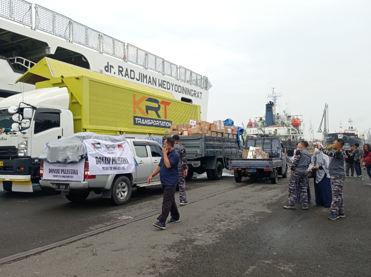 Kapal TNI Angkatan Laut (AL) jenis KRI dr. Radjiman Wedyodiningrat mengangkut seluruh bantuan kemanusiaan dari Jawa Timur untuk Gaza Palestina, Surabaya, Selasa (28/11/2023). Kapal berangkat dari Dermaga Ujung Koarmada II, Surabaya. Foto: Risky suarasurabaya.net