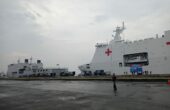 Kapal TNI AL, KRI dr. Radjiman Wedyodiningrat saat berada di Dermaga Ujung Koarmada II, yang siap mengangkut bantuan untuk Gaza Palestina, Selasa (28/11/2023). Foto: Risky suarasurabaya.net