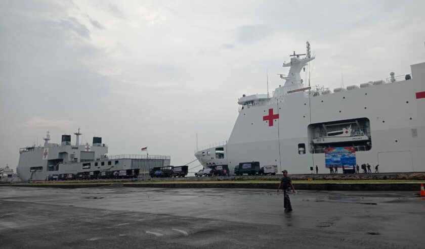 Kapal TNI AL, KRI dr. Radjiman Wedyodiningrat saat berada di Dermaga Ujung Koarmada II, yang siap mengangkut bantuan untuk Gaza Palestina, Selasa (28/11/2023). Foto: Risky suarasurabaya.net