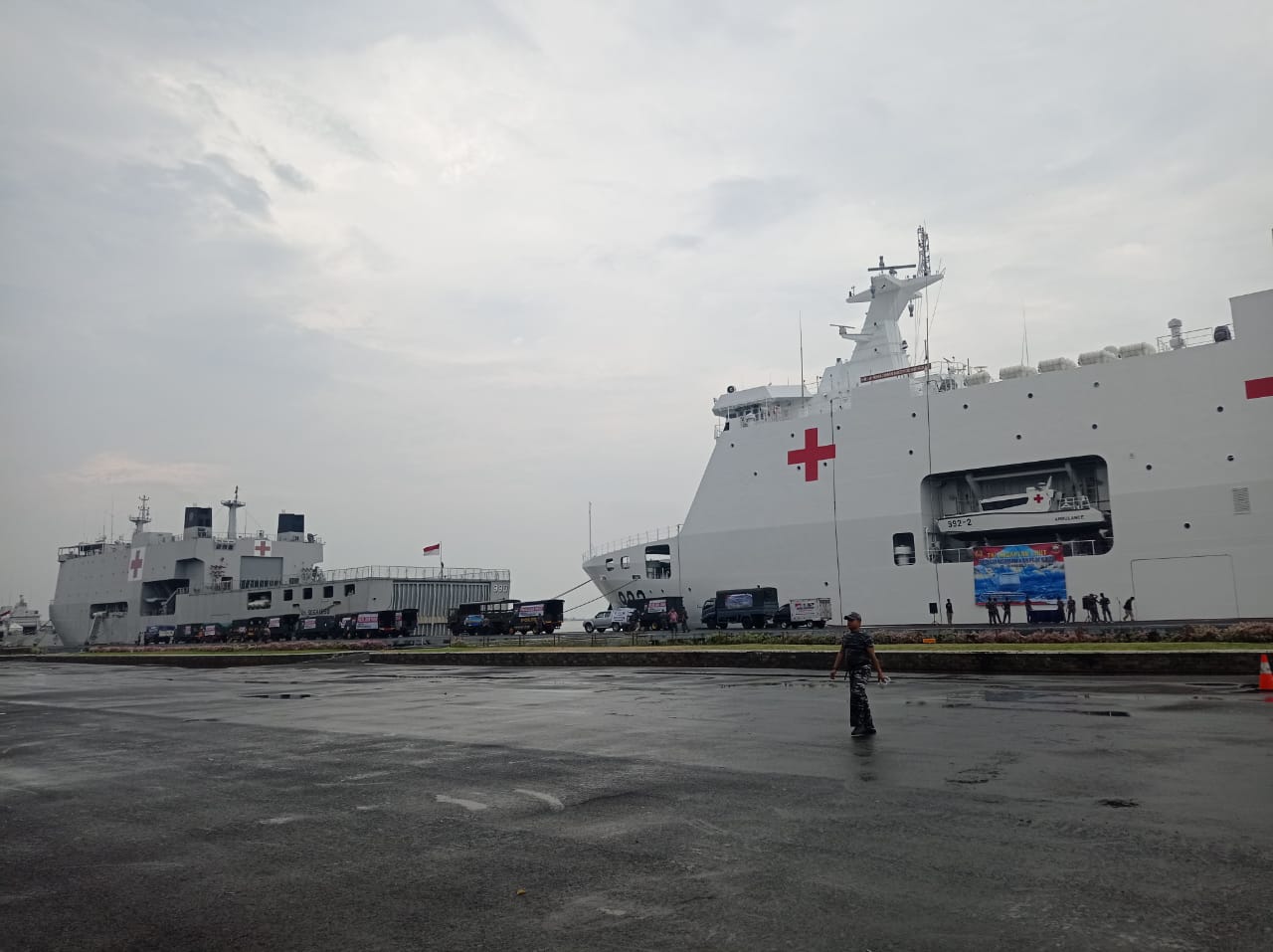 Kapal TNI AL, KRI dr. Radjiman Wedyodiningrat saat berada di Dermaga Ujung Koarmada II, yang siap mengangkut bantuan untuk Gaza Palestina, Selasa (28/11/2023). Foto: Risky suarasurabaya.net