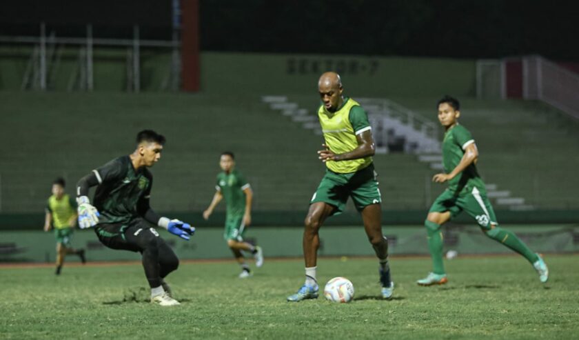 Paulo Henrique saat menjalani sesi latihan bersama Persebaya. Foto: Persebaya