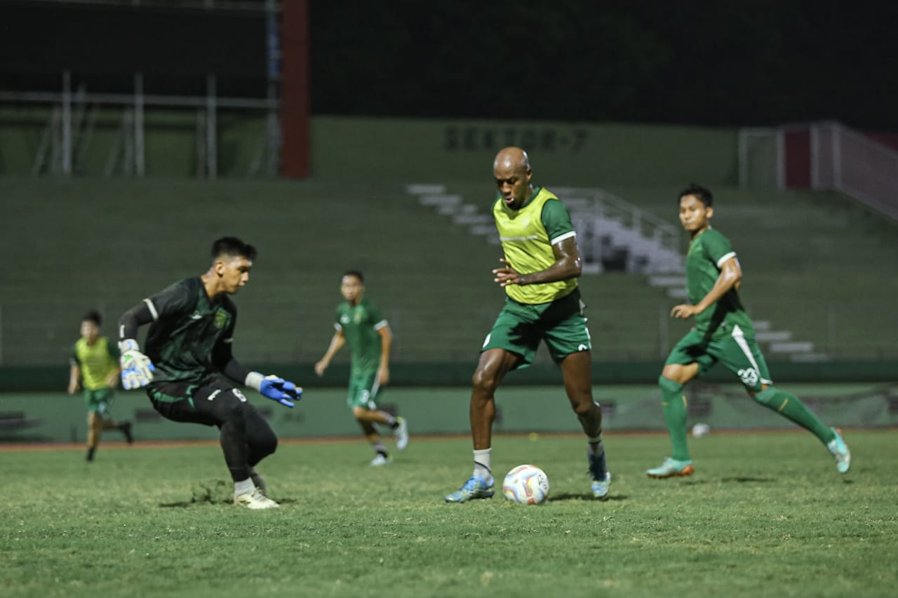 Paulo Henrique saat menjalani sesi latihan bersama Persebaya. Foto: Persebaya