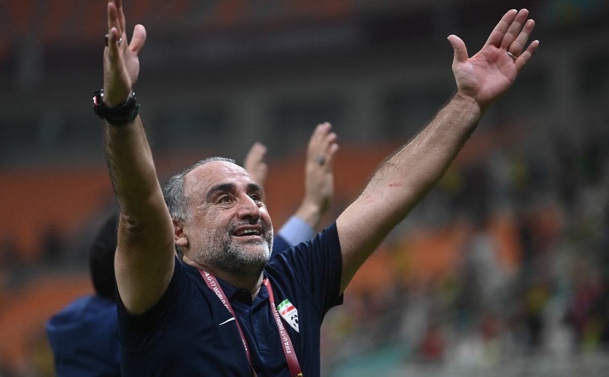 Pelatih Timnas Iran Abdi Hossein memberikan hormat kepada supporter usai mengalahkan Brazil dalam laga penyisihan Grup C Piala Dunia U-17 di Jakarta International Stadium, Jakarta, Sabtu (11/11/2023). Foto: Antara