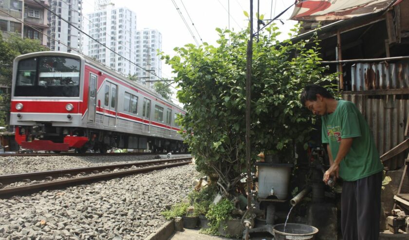 Ilustrasi - Warga memompa air tanah di kawasan Petamburan, Jakarta, Senin (30/10/2023). Foto: Antara