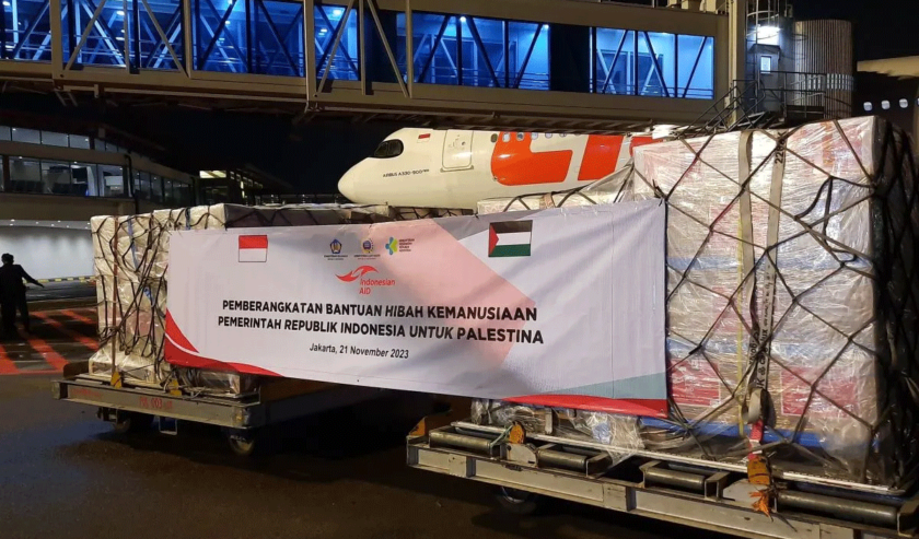 Pemerintah Indonesia melalui Lembaga Dana Kerja Sama Pembangunan Internasional (LDKPI) kembali menyalurkan bantuan kemanusiaan berupa obat-obatan dan perlengkapan medis senilai US 2 juta dolar untuk warga Palestina melalui Terminal Bandara Internasional Soekarno Hatta, Tangerang, Banten. Foto: Antara/Azmi Samsul Maarif