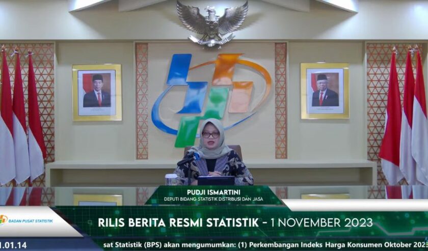 Pudji Ismartini Deputi Bidang Statistik Distribusi dan Jasa BPS dalam Rilis Perkembangan Indeks Harga Konsumen Oktober 2023 di Jakarta, Rabu (1/11/2023). Foto: Tangkapan layar YouTube