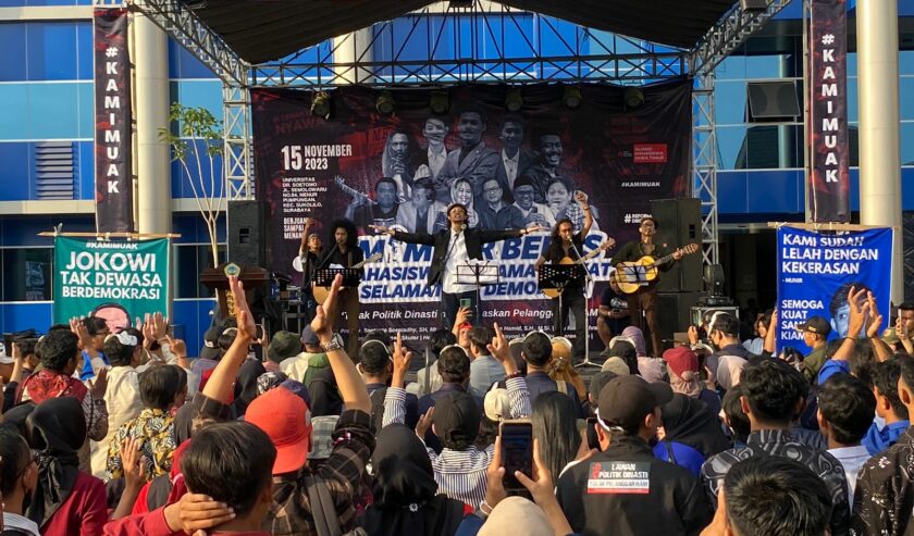 Ratusan massa menyaksikan penampilan musikalisasi puisi setelah melakukan mimbar bebas dari masyarakat dan mahasiswa di halaman tengah kampus Universitas Dr. Soetomo (Unitomo) Surabaya, Rabu (15/11/2023). Foto: Wildan suarasurabaya.net