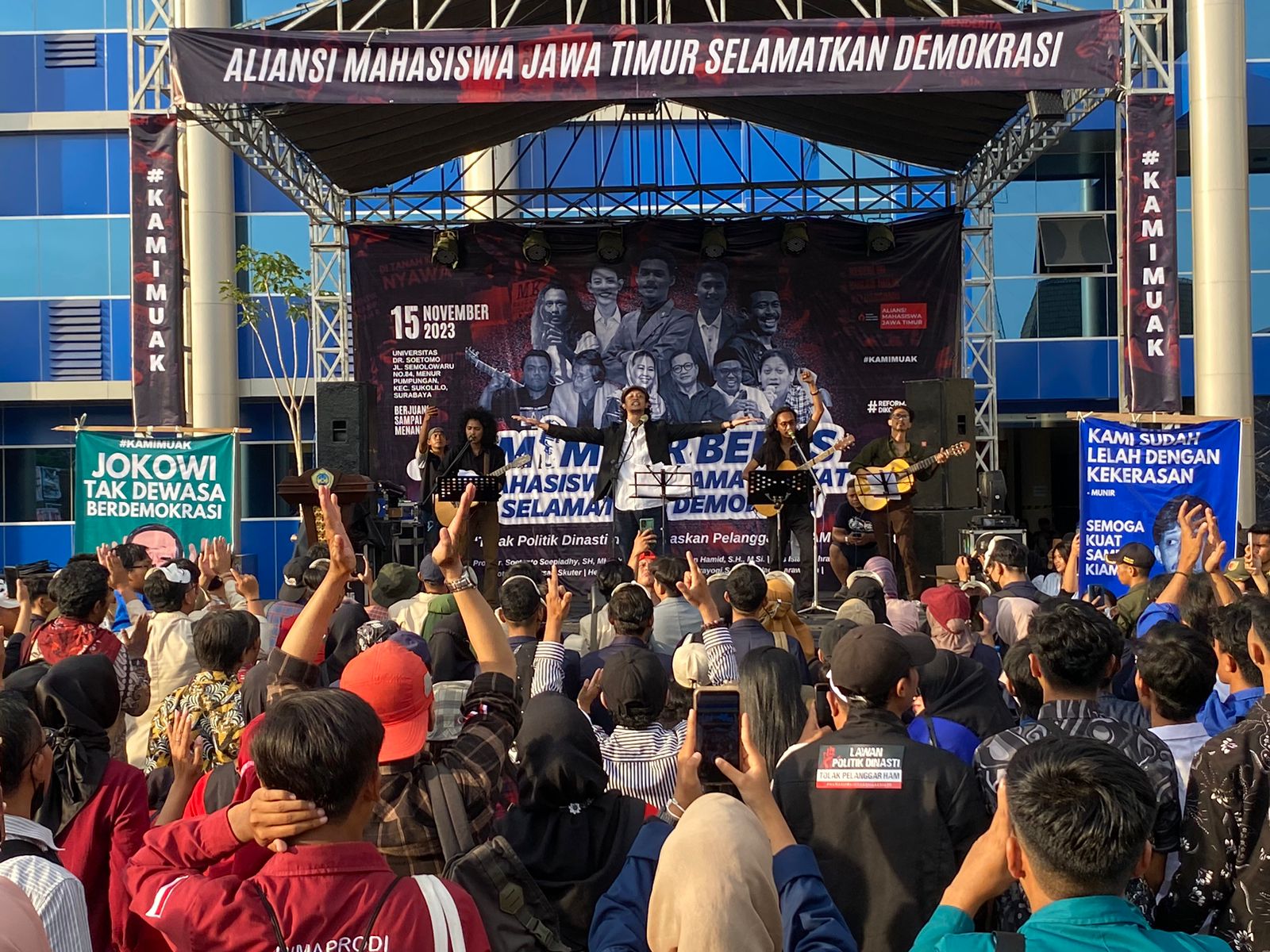 Ratusan massa menyaksikan penampilan musikalisasi puisi setelah melakukan mimbar bebas dari masyarakat dan mahasiswa di halaman tengah kampus Universitas Dr. Soetomo (Unitomo) Surabaya, Rabu (15/11/2023). Foto: Wildan suarasurabaya.net