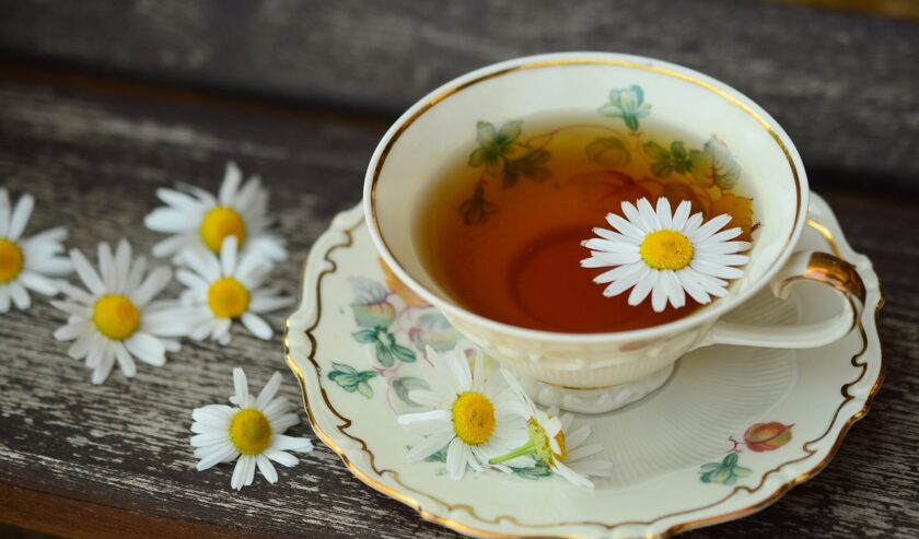 Teh chamomile dapat meredakan sakit pada tenggorokan. Foto: Pixabay