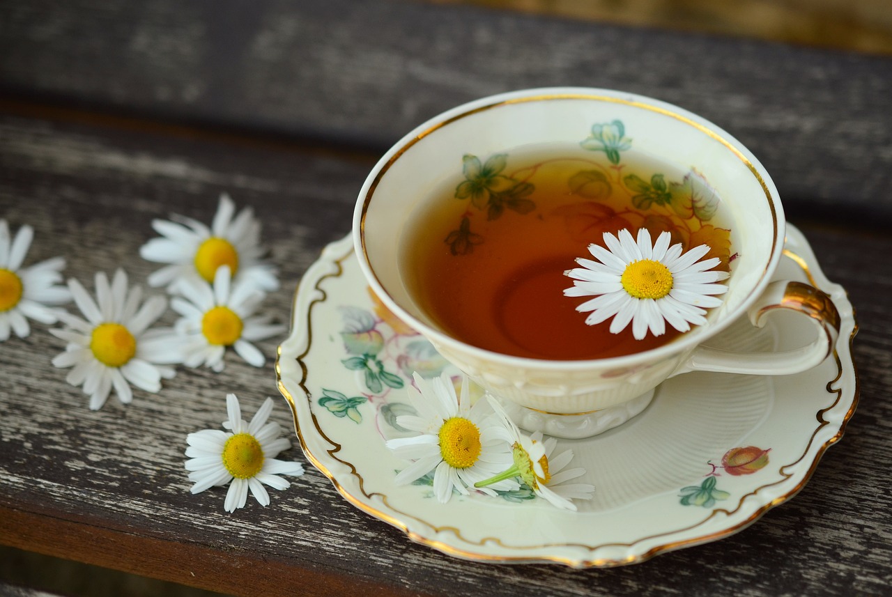 Teh chamomile dapat meredakan sakit pada tenggorokan. Foto: Pixabay