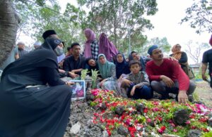 Pemakaman Eko Londo Pelawak Surabaya Diiringi Rekan Sejawat