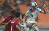 Pesepak bola Timnas Inggris Matty Warhurst (kanan) menundul bola saat bertanding melawan Timnas Iran dalam laga penyisihan Grup C Piala Dunia U-17 di Jakarta International Stadium, Jakarta, Selasa (14/11/2023). Foto: Antara