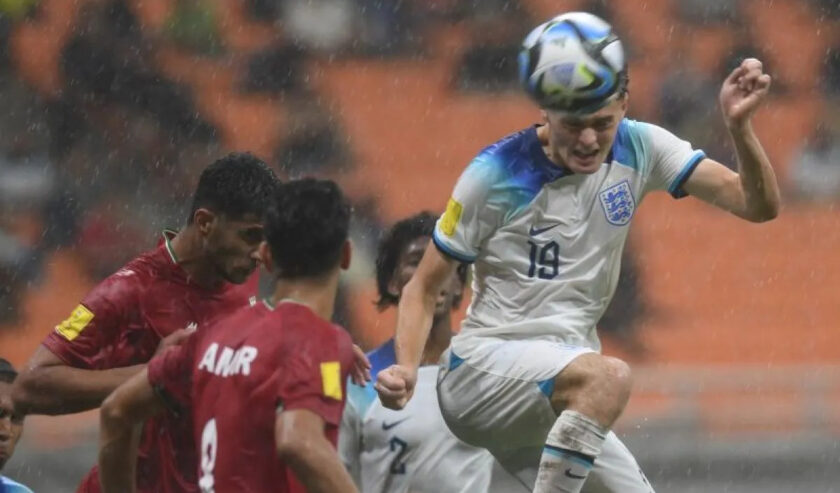 Pesepak bola Timnas Inggris Matty Warhurst (kanan) menundul bola saat bertanding melawan Timnas Iran dalam laga penyisihan Grup C Piala Dunia U-17 di Jakarta International Stadium, Jakarta, Selasa (14/11/2023). Foto: Antara