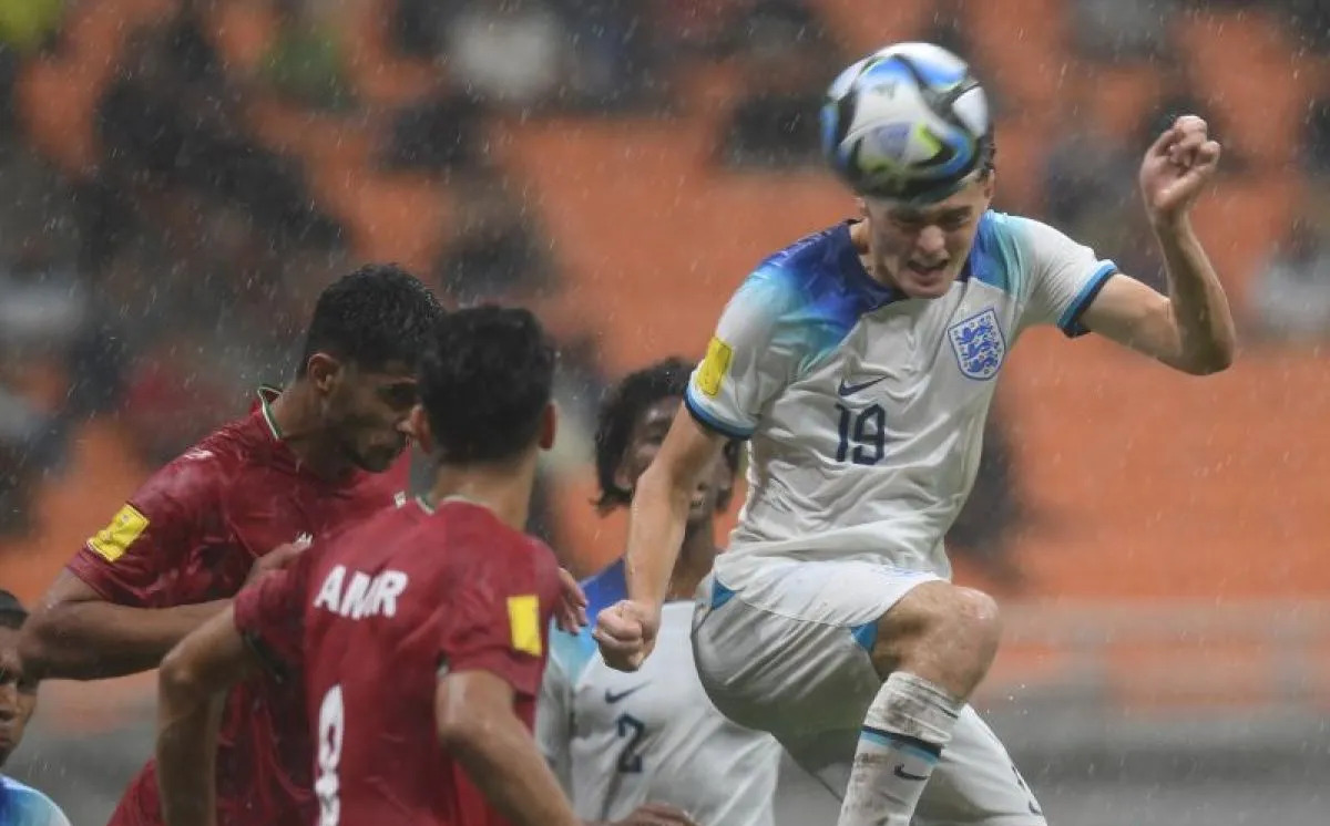 Pesepak bola Timnas Inggris Matty Warhurst (kanan) menundul bola saat bertanding melawan Timnas Iran dalam laga penyisihan Grup C Piala Dunia U-17 di Jakarta International Stadium, Jakarta, Selasa (14/11/2023). Foto: Antara