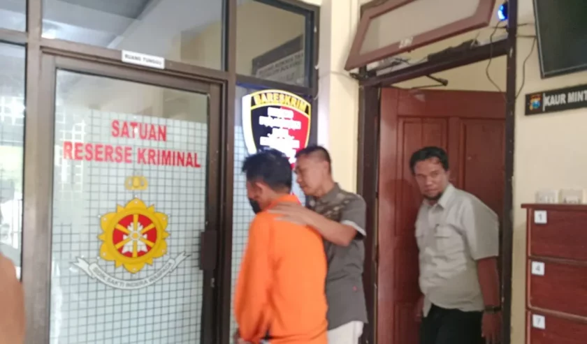 Suriwan, mantan Kades Kotakan, terduga korupsi dana desa digelandang ke ruang penyidik Satreskrim Polres Situbondo, Jawa Timur, Jumat (3/11/2023). Foto: Antara/Istimewa