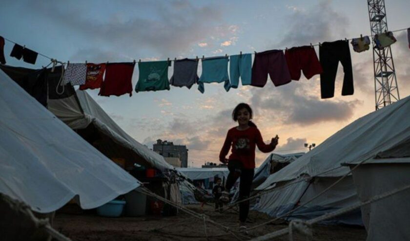 Seorang anak perempuan terlihat di sebuah kamp yang berafiliasi dengan Badan Bantuan dan Pekerjaan PBB untuk Pengungsi Palestina (UNRWA) di kota Khan Younis, Jalur Gaza selatan, pada 1 November 2023. Foto: Xinhua