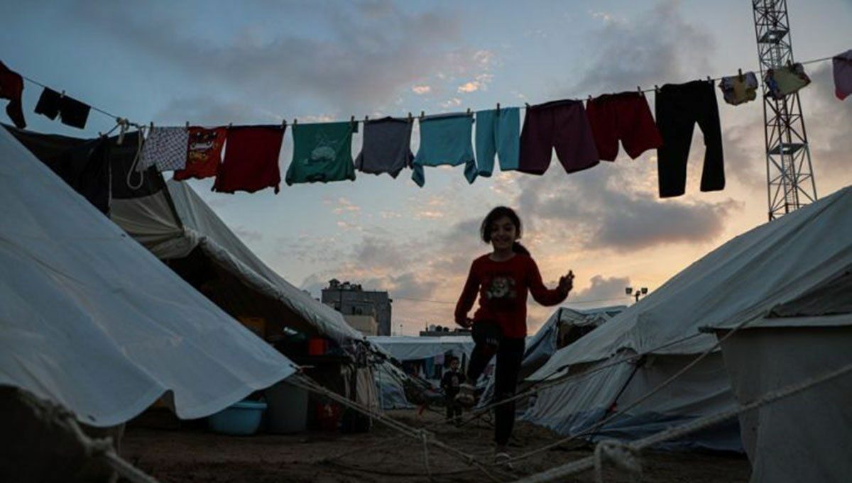 Seorang anak perempuan terlihat di sebuah kamp yang berafiliasi dengan Badan Bantuan dan Pekerjaan PBB untuk Pengungsi Palestina (UNRWA) di kota Khan Younis, Jalur Gaza selatan, pada 1 November 2023. Foto: Xinhua