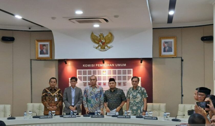 Ketua KPU RI Hasyim Asy'ari (tengah) bersiap untuk memberikan keterangan pers di Gedung KPU RI, Jakarta, Jumat (3/11/2023). Foto: Antara