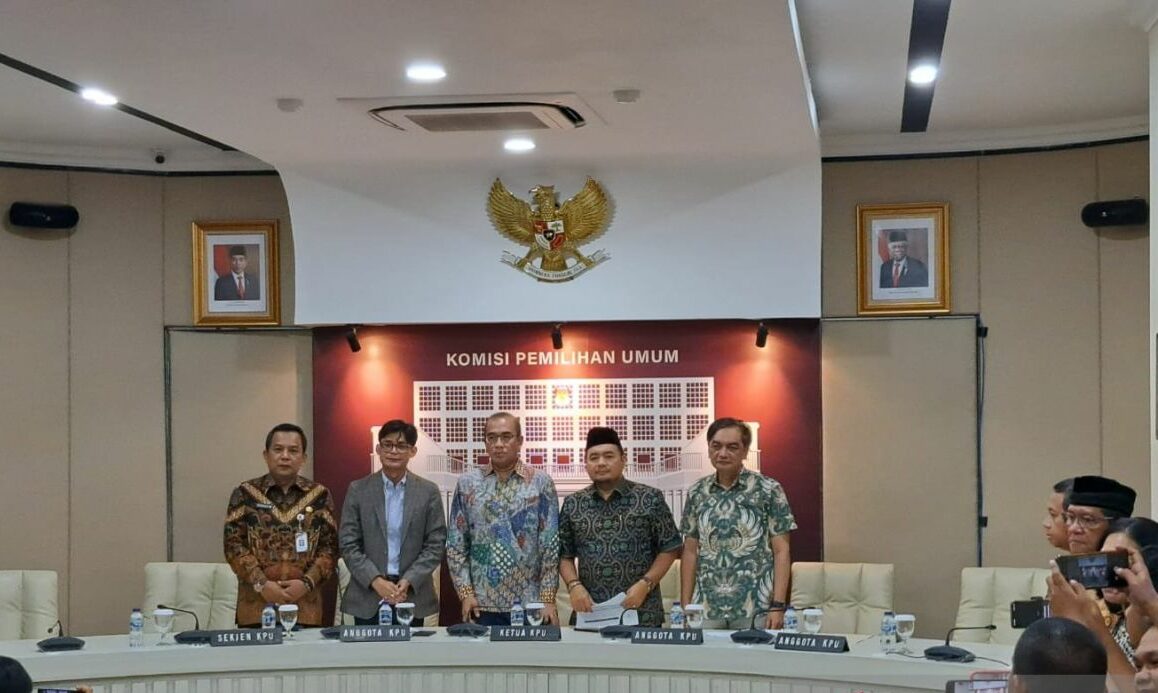 Ketua KPU RI Hasyim Asy'ari (tengah) bersiap untuk memberikan keterangan pers di Gedung KPU RI, Jakarta, Jumat (3/11/2023). Foto: Antara