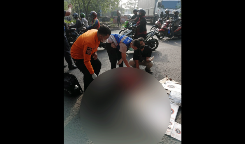 Petugas mengevakuasi korban kecelakaan lalu lintas di Margomulyo, Surabaya, Rabu (29/11/2023). Foto: Command Center Surabaya