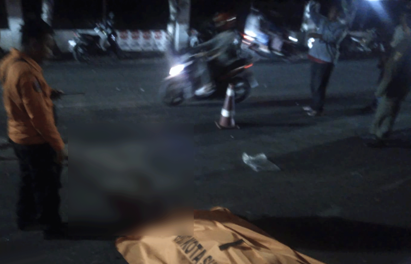 Petugas mengevakuasi korban kecelakaan lalu lintas di Puri Galaxy, Jalan Puri Sukolilo Barat II, Keputih, Surabaya, Jawa Timur pada Sabtu (25/11/2023). Foto: Command Center Surabaya