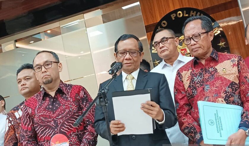 Menteri Koordinator Bidang Politik, Hukum, dan Keamanan (Menkopolhukam) Mahfud Md menyampaikan laporan Satgas TPPU, di Kantor Kemenko Polhukam, Jakarta, Rabu (1/11/2023). Foto : Antara