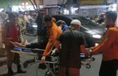 Petugas mengevakuasi perempuan asal Jakarta yang menabrakkan mobilnya ke pembatas Jalan Praban, Kota Surabaya, Jumat (24/11/2023). Perempuan ini diduga dalam pengaruh minuman beralkohol. Foto: Command Center Kota Surabaya