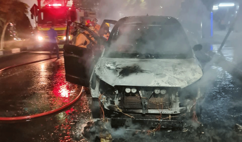 Mobil Innova Reborn mengalami kebakaran di Jalan Mayjen Sungkono, tepatnya di depan Darmo Park 1 pada Sabtu (11/11/2023) malam. Foto: Command Center Surabaya