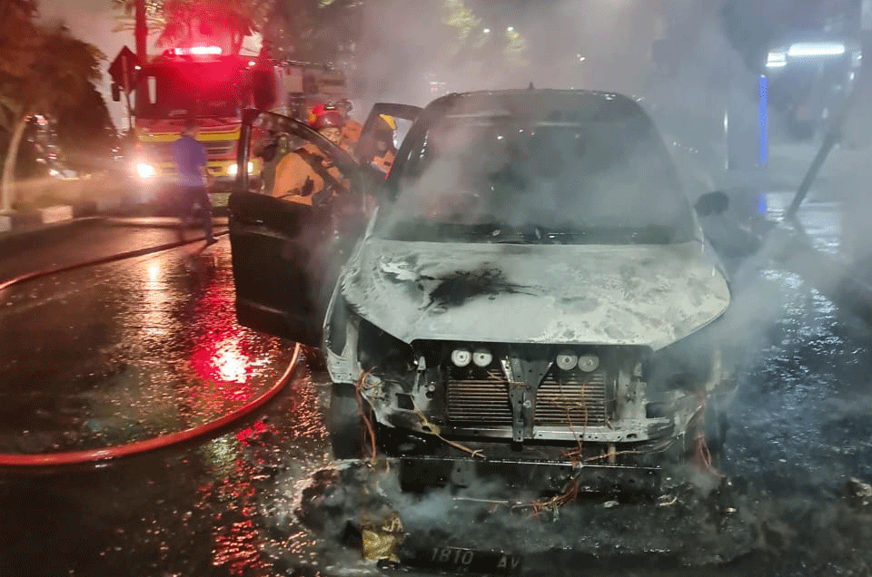 Mobil Innova Reborn mengalami kebakaran di Jalan Mayjen Sungkono, tepatnya di depan Darmo Park 1 pada Sabtu (11/11/2023) malam. Foto: Command Center Surabaya