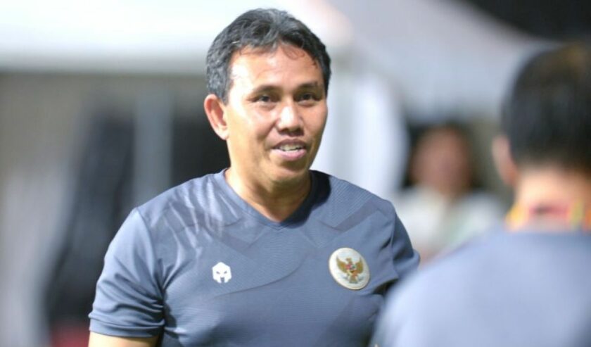 Pelatih Timnas Indonesia U-17 Bima Sakti disela latihan anak asuhnya di Lapangan C Stadion Gelora Bung Tomo Surabaya, Jawa Timur, Selasa (7/11/2023). Foto: Antara