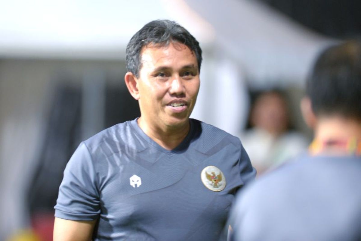 Pelatih Timnas Indonesia U-17 Bima Sakti disela latihan anak asuhnya di Lapangan C Stadion Gelora Bung Tomo Surabaya, Jawa Timur, Selasa (7/11/2023). Foto: Antara