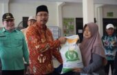 Bupati Sidoarjo Ahmad Muhdlor saat menyalurkan bantuan pangan di Kabupaten Sidoarjo, Jawa Timur, Selasa (14/11/2023). Foto: Pemkab Sidoarjo